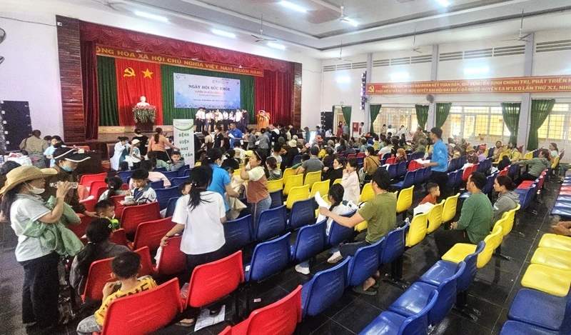 Đông đảo người dân trên địa bàn huyện Ea H'leo đến dự chương trình Ngày hội sức khỏe Ea H'leo để được khám bệnh và cấp thuốc miễn phí.