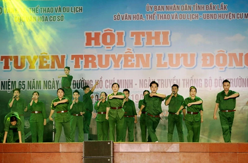 Hình ảnh những người lính Bộ đội Trường Sơn, thanh niên xung phong... tham gia chiến đấu, phục vụ chiến đấu trên đường Trường Sơn - đường Hồ Chí Minh được các Đội tuyên truyền lưu động tái hiện sinh động bằng các tiết mục nghệ thuật đặc sắc trên sân khấu. 