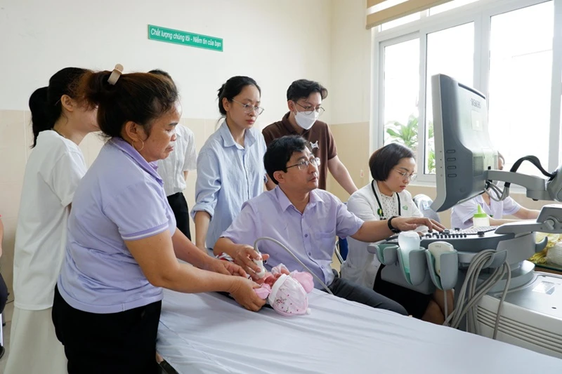 Trẻ sơ sinh được khám sàng lọc bệnh tim bẩm sinh miễn phí tại chương trình.
