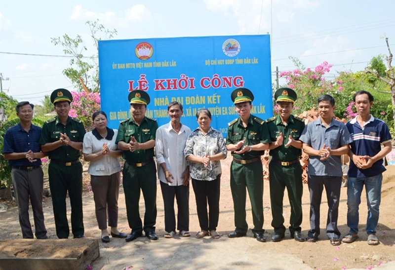 Đại diện lãnh đạo Bộ đội Biên phòng tỉnh Đắk Lắk cùng chính quyền địa phương và gia đình ông Hồ Văn Thành tại lễ khởi công ngôi nhà.