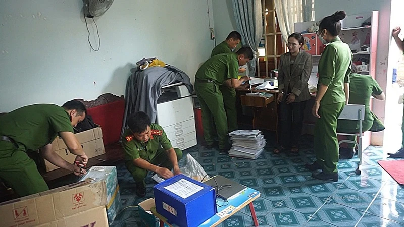 Khám xét nơi ở của 2 đối tượng, cơ quan Công an đã thu giữ nhiều tang vật, tài liệu có liên quan. 