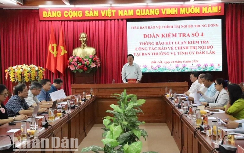Đồng chí Nguyễn Trọng Nghĩa, Ủy viên Bộ Chính trị, Bí thư Trung ương Đảng, Trưởng Ban Tuyên giáo Trung ương, Trưởng Đoàn kiểm tra số 4, Tiểu ban Bảo vệ chính trị nội bộ Trung ương phát biểu chỉ đạo tại hội nghị. 