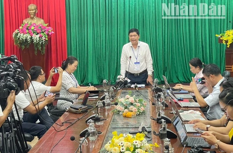 Giám đốc Sở Giáo dục và Đào tạo tỉnh Đắk Lắk Phạm Đăng Khoa, Phó Trưởng Ban Thường trực Ban Chỉ đạo thi cấp tỉnh, Chủ tịch Hội đồng thi tỉnh Đắk Lắk thông tin về kỳ thi tốt nghiệp trung học phổ thông quốc gia năm 2024 trên địa bàn tỉnh. 