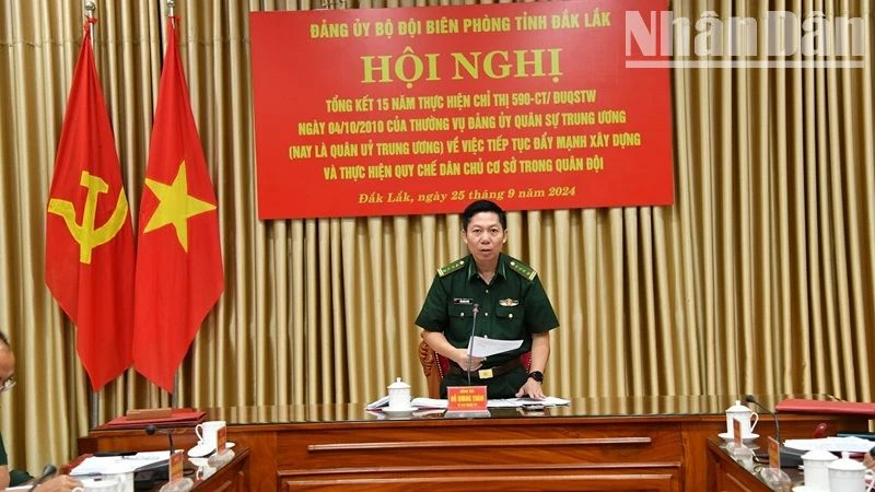 Đại tá Đỗ Quang Thấm, Bí thư Đảng ủy, Chính ủy Bộ đội Biên phòng tỉnh Đắk Lắk phát biểu chỉ đạo hội nghị.