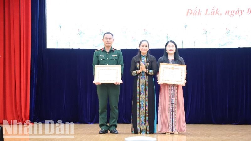 Trưởng Ban Tuyên giáo Tỉnh ủy Đắk Lắk H'Lim Niê trao tặng Bằng khen của Ban Tuyên giáo Trung ương cho hai cá nhân có thành tích xuất sắc trong học tập và làm theo tư tưởng, đạo đức, phong cách Hồ Chí Minh.