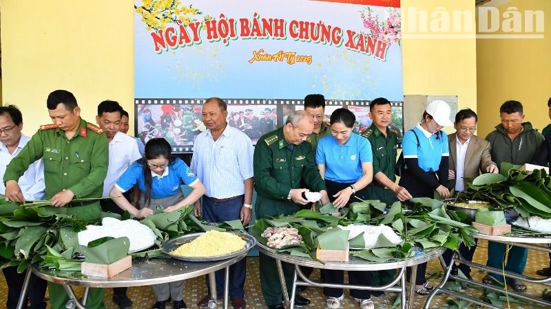 Các đơn vị gói bánh chưng xanh tặng các gia đình chính sách, hộ nghèo, người có hoàn cảnh khó khăn ở xã Ea Bung để đón Tết đầm ấm. 