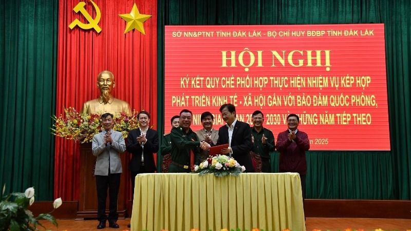 Lãnh đạo Sở Nông nghiệp và Phát triển nông thôn tỉnh Đắk Lắk và Bộ Chỉ huy Bộ đội Biên phòng tỉnh ký kết quy chế phối hợp thực hiện nhiệm vụ kết hợp phát triển kinh tế-xã hội gắn với bảo đảm quốc phòng-an ninh giai đoạn 2025-2030 và những năm tiếp theo. 