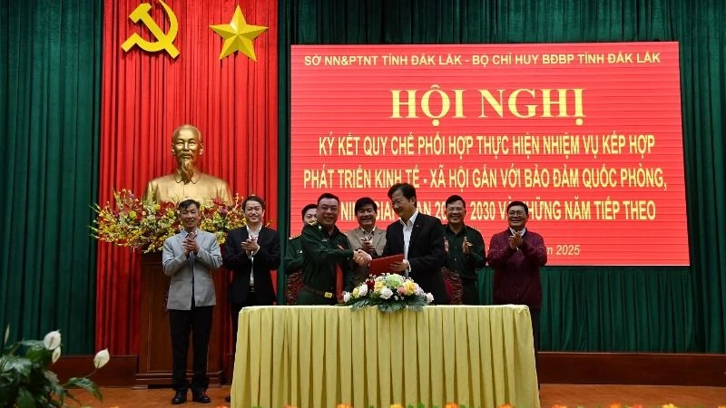 Lãnh đạo Sở Nông nghiệp và Phát triển nông thôn tỉnh Đắk Lắk và Bộ Chỉ huy Bộ đội Biên phòng tỉnh ký kết quy chế phối hợp thực hiện nhiệm vụ kết hợp phát triển kinh tế-xã hội gắn với bảo đảm quốc phòng-an ninh giai đoạn 2025-2030 và những năm tiếp theo. 