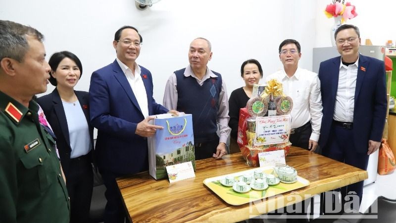 Phó Chủ tịch Quốc hội Trần Quang Phương và đoàn công tác thăm vợ chồng ông Nguyễn Văn Sẻ, thương binh 81% ở thành phố Buôn Ma Thuột, tỉnh Đắk Lắk.