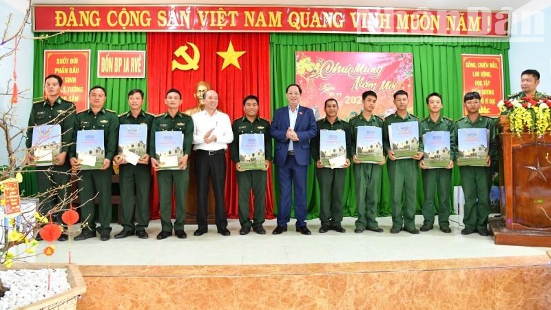 Phó Chủ tịch Quốc hội Trần Quang Phương tặng quà cho cán bộ chiến sĩ Đồn Biên phòng Ia Rvê.