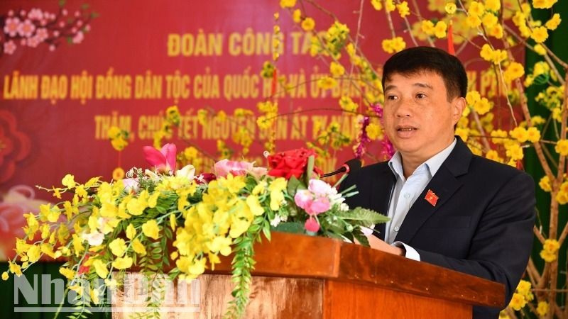 Đồng chí Y Thanh Hà Niê Kđăm, Chủ tịch Hội đồng Dân tộc của Quốc hội chúc Tết cán bộ, chiến sĩ Đồn Biên phòng Sêrêpốk.