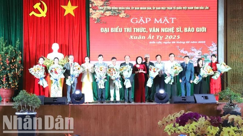 Lãnh đạo tỉnh Đắk Lắk tặng hoa chúc mừng 10 cá nhân tiêu biểu trên các lĩnh vực trong năm 2024 của tỉnh.