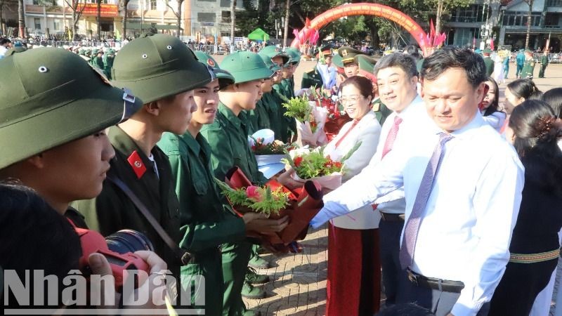 Phó Bí thư Thường trực Tỉnh ủy Đắk Lắk, Chủ tịch Hội đồng nhân dân tỉnh Huỳnh Thị Chiến Hòa (người đứng thứ 3 từ phải sang) cùng lãnh đạo thành phố Buôn Ma Thuột tặng hoa tiễn các thanh niên lên đường nhập ngũ.