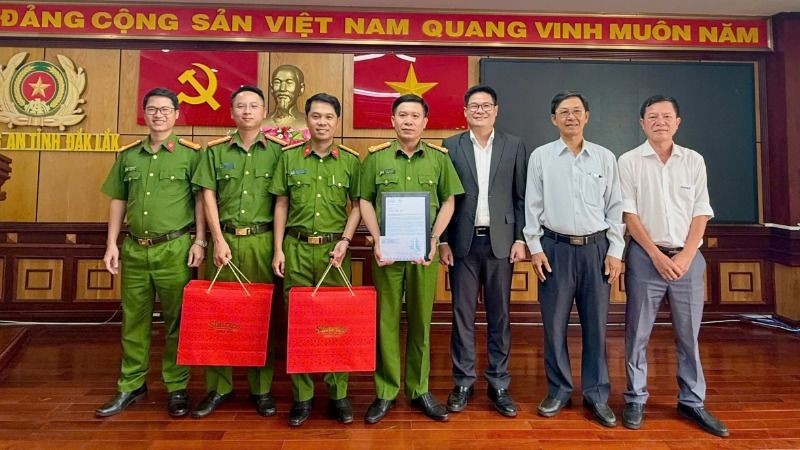 Ông Lê Đức Huy (người đứng thứ 3 từ phải sang), Chủ tịch Hội đồng thành viên Công ty trách nhiệm hữu hạn một thành viên xuất nhập khẩu 2/9 Đắk Lắk (Simexco Daklak) trao thư cảm ơn và quà cho lãnh đạo Phòng Cảnh sát điều tra tội phạm về tham nhũng, kinh tế, buôn lậu, môi trường, Công an tỉnh Đắk Lắk. 