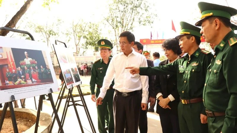 Các đại biểu tham quan Triển lãm ảnh “Tự hào một dải biên cương” tại Ngày hội Biên phòng toàn dân năm 2025.