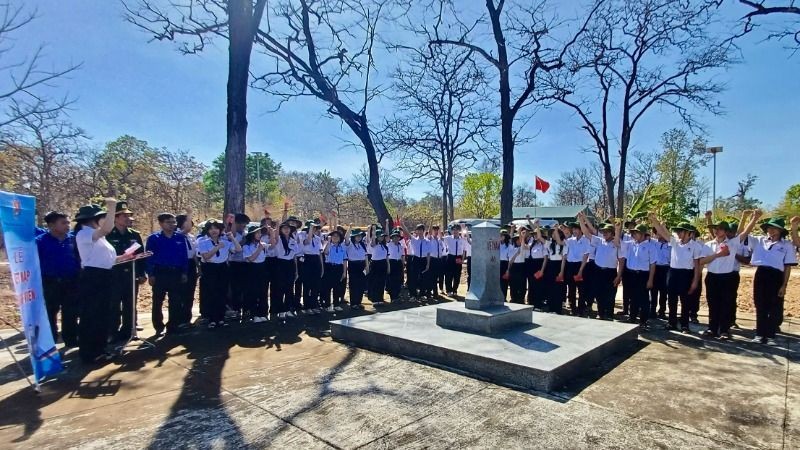 Đồn Biên phòng Bo Heng phối hợp Thành đoàn Buôn Ma Thuột tổ chức Lễ kết nạp đoàn viên mới tại cột mốc biên giới.