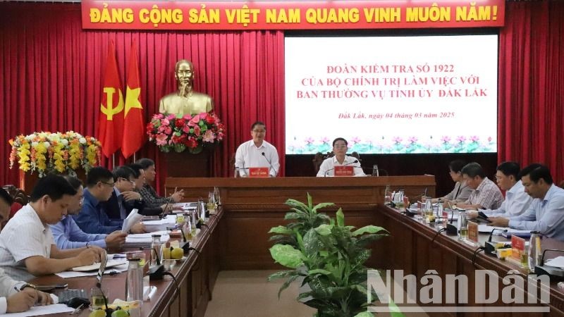 Đồng chí Trần Việt Trường, Phó Chủ tịch Ủy ban Trung ương Mặt trận Tổ quốc Việt Nam, Phó Trưởng đoàn Thường trực Đoàn kiểm tra công bố quyết định kiểm tra của Bộ Chính trị năm 2025 đối với Ban Thường vụ Tỉnh ủy Đắk Lắk.