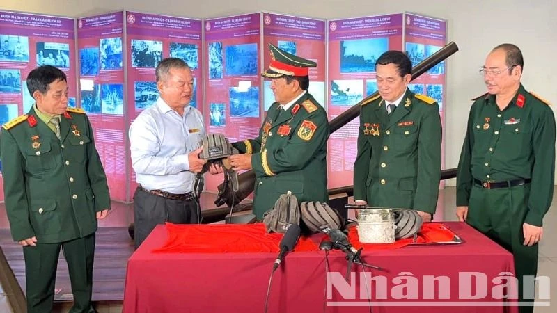Trung tướng, tiến sĩ, Anh hùng lực lượng vũ trang Đoàn Sinh Hưởng trao các hiện vật quý giá về Chiến thắng Buôn Ma Thuột cho Bảo tàng Đắk Lắk.