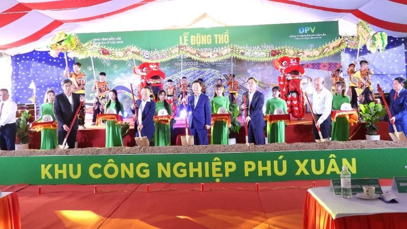 Phó Thủ tướng Chính phủ Trần Hồng Hà và các đại biểu động thổ khởi công dự án đầu tư xây dựng và kinh doanh kết cấu hạ tầng Khu công nghiệp Phú Xuân.