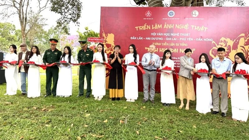 Các đại biểu cắt băng khai mạc triển lãm.