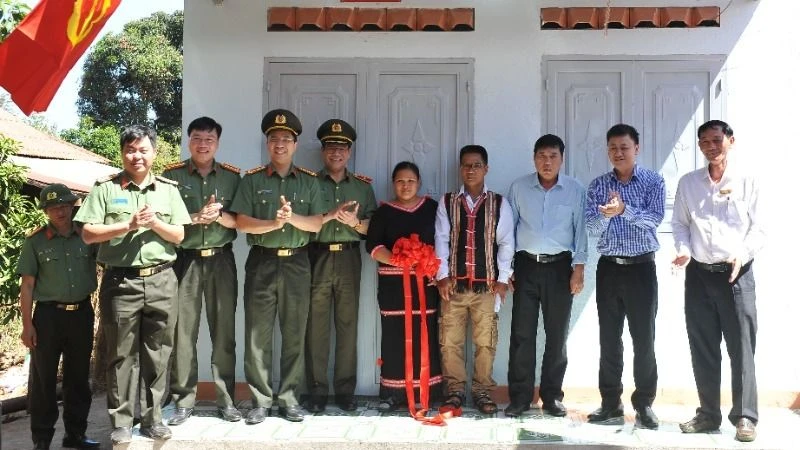 Công an tỉnh Đắk Lắk phối hợp với các ngành chức năng và chính quyền địa phương bàn giao nhà tình nghĩa cho gia đình bà Rơ Âu H’hra tại buôn Dang, xã Ea H’leo, huyện Ea H’leo. (Ảnh: CTV)