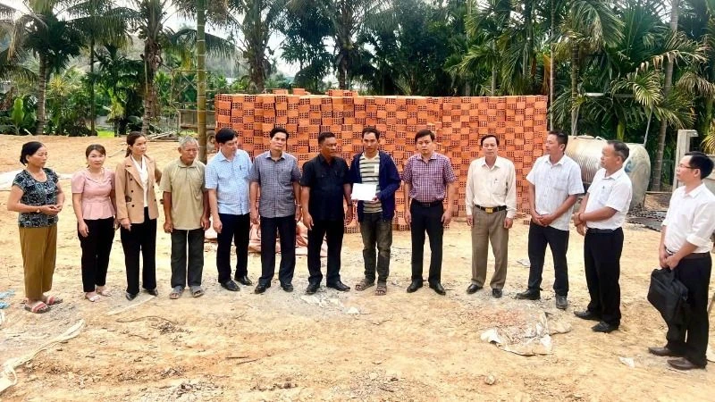 Đoàn công tác của Ủy ban nhân dân huyện Lắk đến thăm và hỗ trợ kinh phí làm nhà cho gia đình anh Trần Đăng Ninh ở thôn Mê Linh 2, xã Buôn Triết.