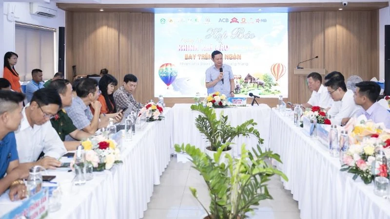 Chủ tịch Ủy ban nhân dân huyện Buôn Đôn Phạm Trung Nghĩa phát biểu tại buổi họp báo.