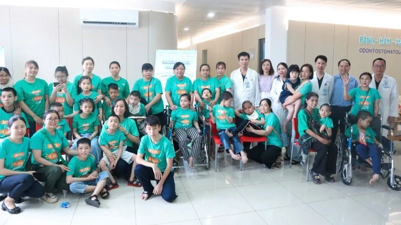 Cha mẹ các cháu bị bại não đưa các cháu đến tham gia chương trình nhân đạo “Khám bệnh, chữa bệnh và tư vấn chăm sóc răng miệng cho trẻ bại não năm 2025” tại Bệnh viện Đại học Y Dược Buôn Ma Thuột.