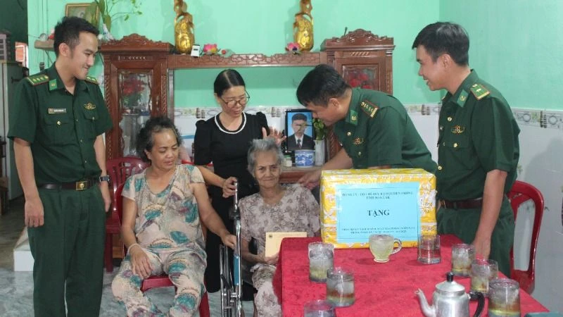 Đại diện lãnh đạo Bộ Chỉ huy Bộ đội Biên phòng tỉnh Đắk Lắk, cấp ủy, chính quyền địa phương và cán bộ, chiến sĩ Đồn Biên phòng Ia Rvê ân cần thăm hỏi, động viên và trao quà tặng đến Mẹ Việt Nam Anh hùng Nguyễn Thị Xuân, mong mẹ tiếp tục sống vui, sống khỏe bên con cháu. 