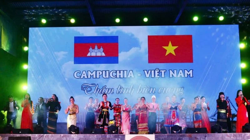 Tiết mục "Bài ca hữu nghị Việt Nam-Campuchia" do Đoàn ca múa dân tộc Đắk Lắk thể hiện.