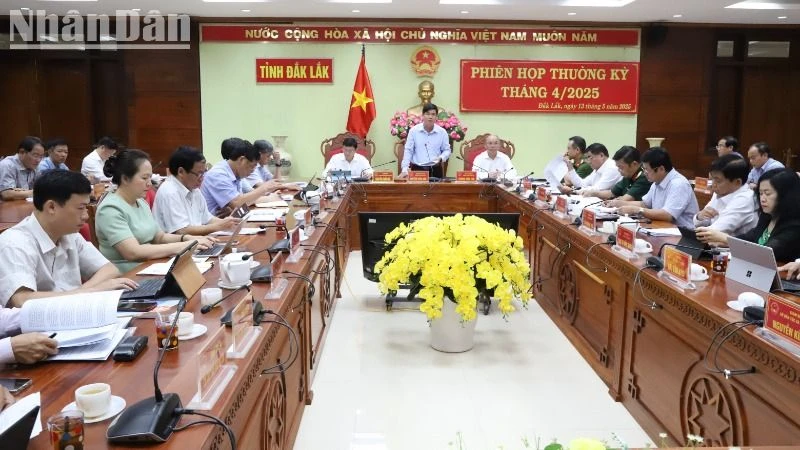 Quyền Chủ tịch Ủy ban nhân dân tỉnh Đắk Lắk Nguyễn Thiên Văn phát biểu tại phiên họp.