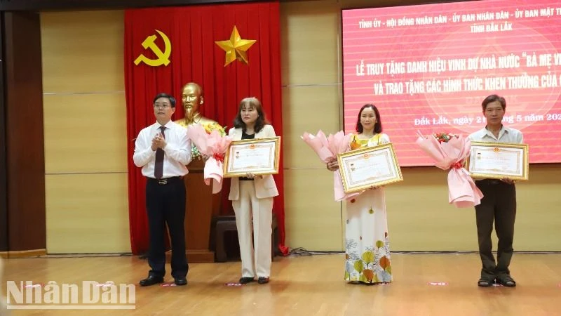 Thừa ủy quyền của Chủ tịch nước, Bí thư Tỉnh ủy Đắk Lắk Nguyễn Đình Trung trao danh hiệu vinh dự Nhà nước “Bà mẹ Việt Nam anh hùng” cho thân nhân các mẹ Việt Nam anh hùng.