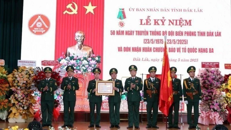 Thừa ủy quyền của Chủ tịch nước, Trung tướng Nguyễn Anh Tuấn, Bí thư Đảng ủy, Chính ủy Bộ đội Biên phòng trao tặng Huân chương Bảo vệ Tổ quốc hạng Ba tặng Bộ đội Biên phòng tỉnh Đắk Lắk.