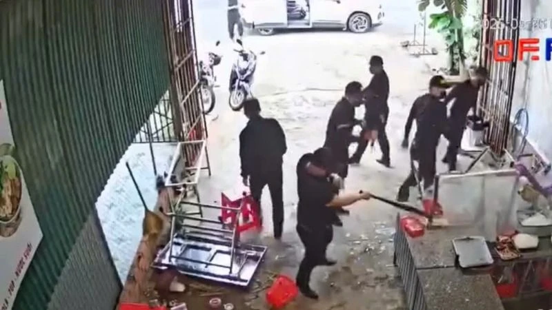 Nhóm đối tượng xông vào đập phá quán của gia đình ông Phạm Đức Đại, trú tại thôn 10, xã Ea Đar, huyện Ea Kar, tỉnh Đắk Lắk. (Ảnh chụp từ clip)