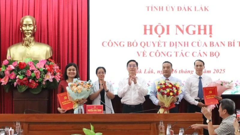 Bí thư Tỉnh ủy Đắk Lắk Nguyễn Đình Trung và Phó Bí thư Thường trực Tỉnh ủy, Chủ tịch Hội đồng nhân dân tỉnh Huỳnh Thị Chiến Hòa trao quyết định và tặng hoa chúc mừng ba đồng chí được Ban Bí thư tham gia Ban Thường vụ Tỉnh ủy Đắk Lắk nhiệm kỳ 2020-2025. (Ảnh: Minh Huệ)