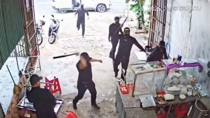 Các đối tượng xông vào đập phá quán phở trên địa bàn xã Ea Đar vào sáng 26/5.