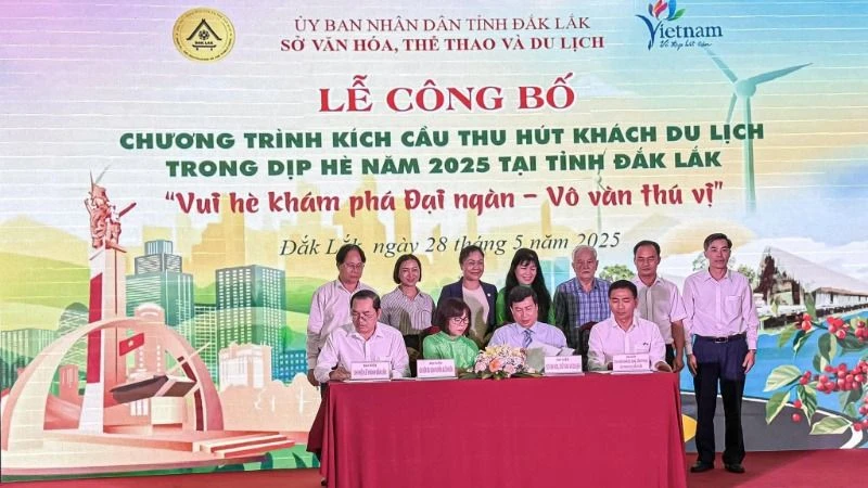Lãnh đạo Sở Văn hóa, Thể thao và Du lịch tỉnh Đắk Lắk ký cam kết chính sách ưu đãi kích cầu với các Chi hội thuộc Hiệp hội Du lịch tỉnh.