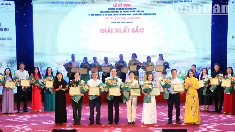 Ban Tổ chức Liên hoan trao giải cho các đoàn đạt giải Xuất sắc.