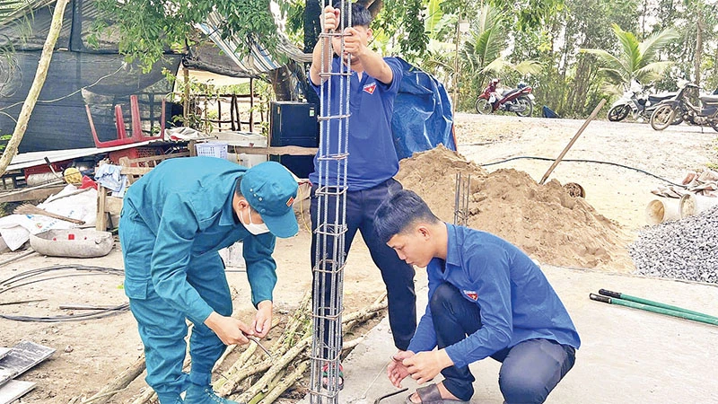 Đoàn viên thanh niên tham gia xây dựng nhà mới cho anh Trần Văn Bé Bảy, ấp Đình, xã Thạnh Phước, huyện Thạnh Hóa, tỉnh Long An.