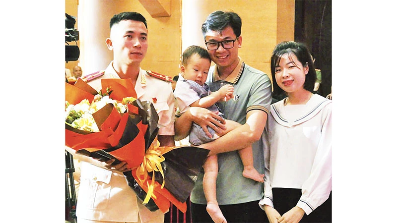 Gia đình anh Phạm Tiến Quang Kỳ tặng hoa Thượng úy Nguyễn Viết Quân.