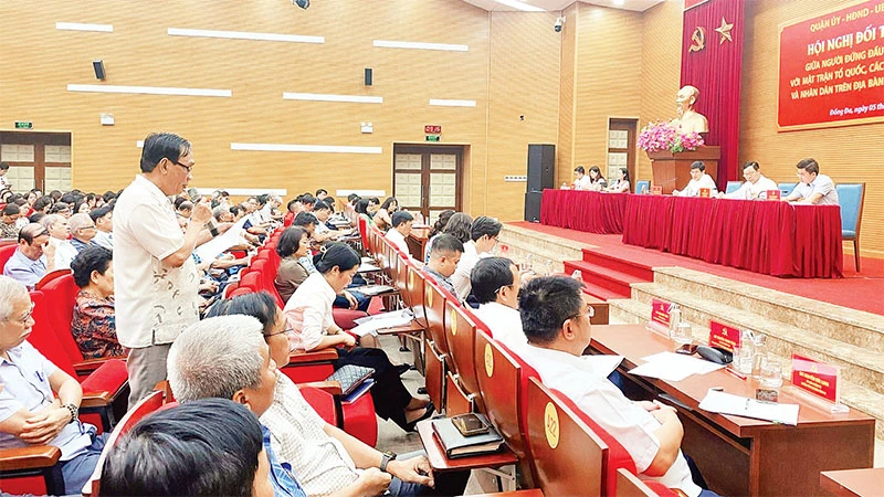 Một buổi đối thoại của lãnh đạo quận Đống Đa với người dân trên địa bàn. 