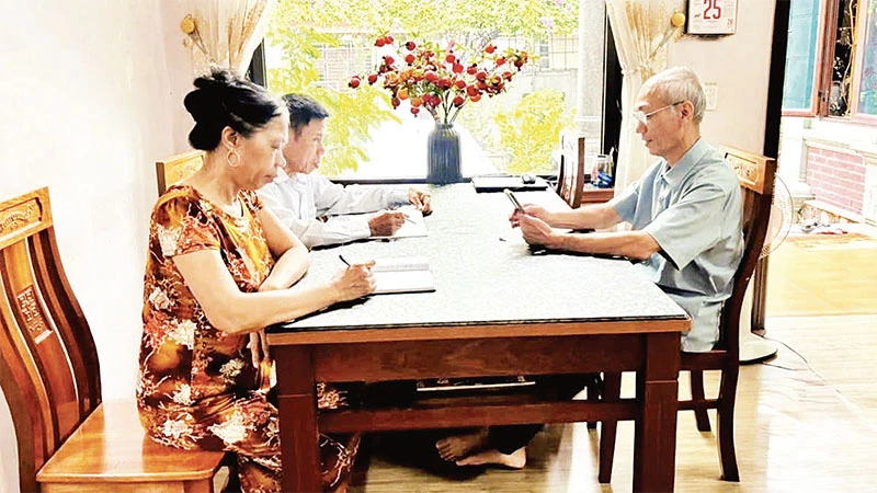 Ông Nguyễn Hữu Thái, Chủ tịch Hội Người cao tuổi xã Trường Yên, huyện Chương Mỹ, thảo luận với hội viên cách phân loại rác thải tại nguồn và kết nối cộng đồng qua nền tảng số.