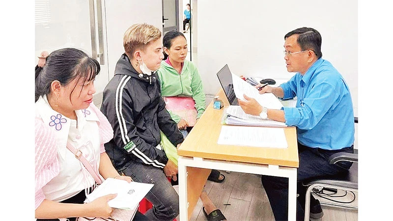 Tư vấn viên Trung tâm Tư vấn pháp luật-Liên đoàn Lao động thành phố được người lao động ủy quyền khởi kiện Công ty TNHH sản xuất-thương mại-dịch vụ Vinh Thông.