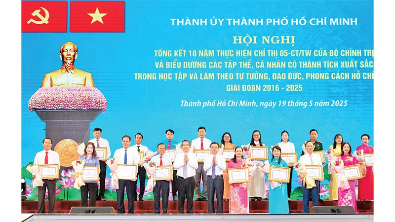 Thành ủy Thành phố Hồ Chí Minh biểu dương các tập thể, cá nhân có thành tích xuất sắc trong học tập và làm theo Bác giai đoạn 2016-2025. (Ảnh QUỐC THANH)