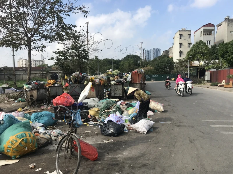 Rác thải ùn ứ tại huyện Thanh Trì. 