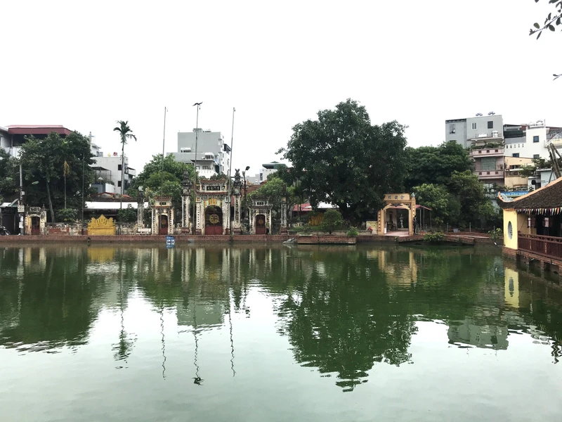 Hồ Đình Làng Triều Khúc, xã Tân Triều, huyện Thanh Trì, Hà Nội. 