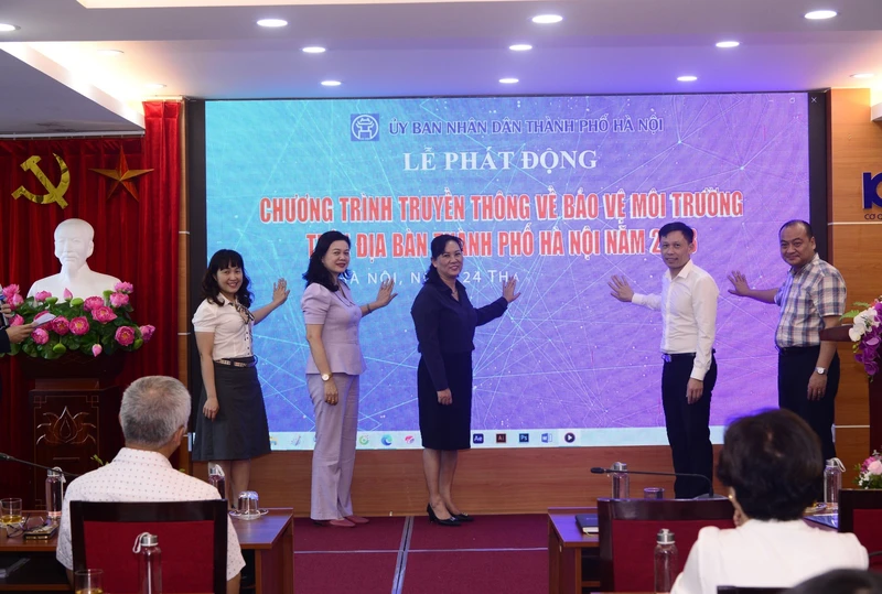 Các đại biểu tham gia phát động chương trình. 