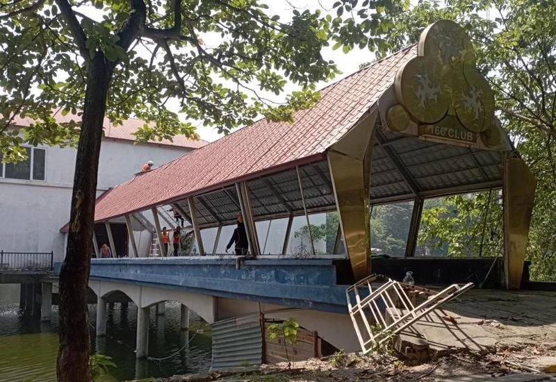 Chủ đầu tư tháo dỡ công trình nhà nổi giữa hồ.