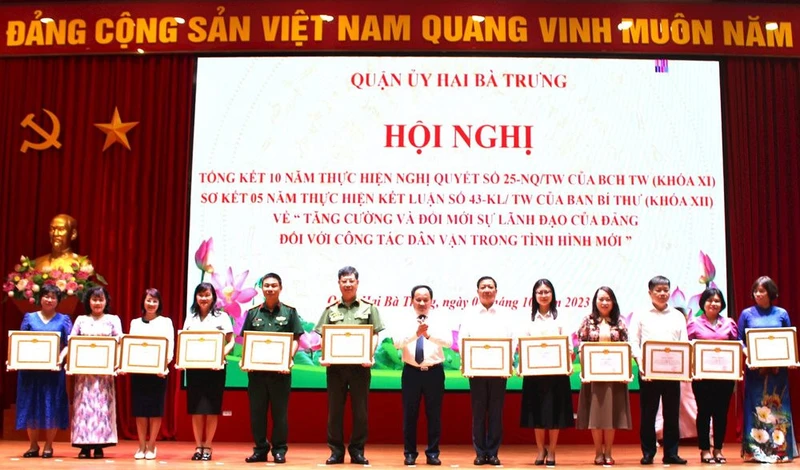 Khen thưởng các tập thể.