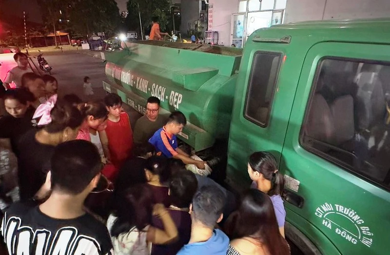 Người dân lấy nước từ xe bồn. 